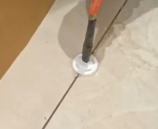 波密瓷砖空鼓维修公司专业解答瓷砖在铺贴过程中，如果没有涂抹均匀到位的粘结材料（如水泥砂浆或瓷砖胶），可能会导致以下问题