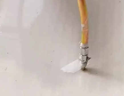 波密瓷砖空鼓维修公司专业解答在瓷砖铺贴过程中，如果使用的砂料过粗（如全部使用了粗砂），可能会导致以下问题