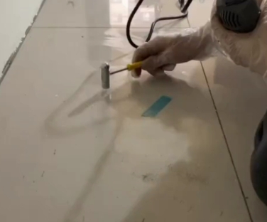 波密瓷砖开裂维修公司专业分享瓷砖在铺贴前如果没有沥干水分，将会导致以下问题
